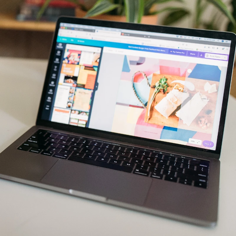 ノートPCでCanvaのデザイン画面を開いている様子